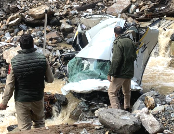 2 dead, 2 missing after vehicle plunges into nallah on Mughal Road