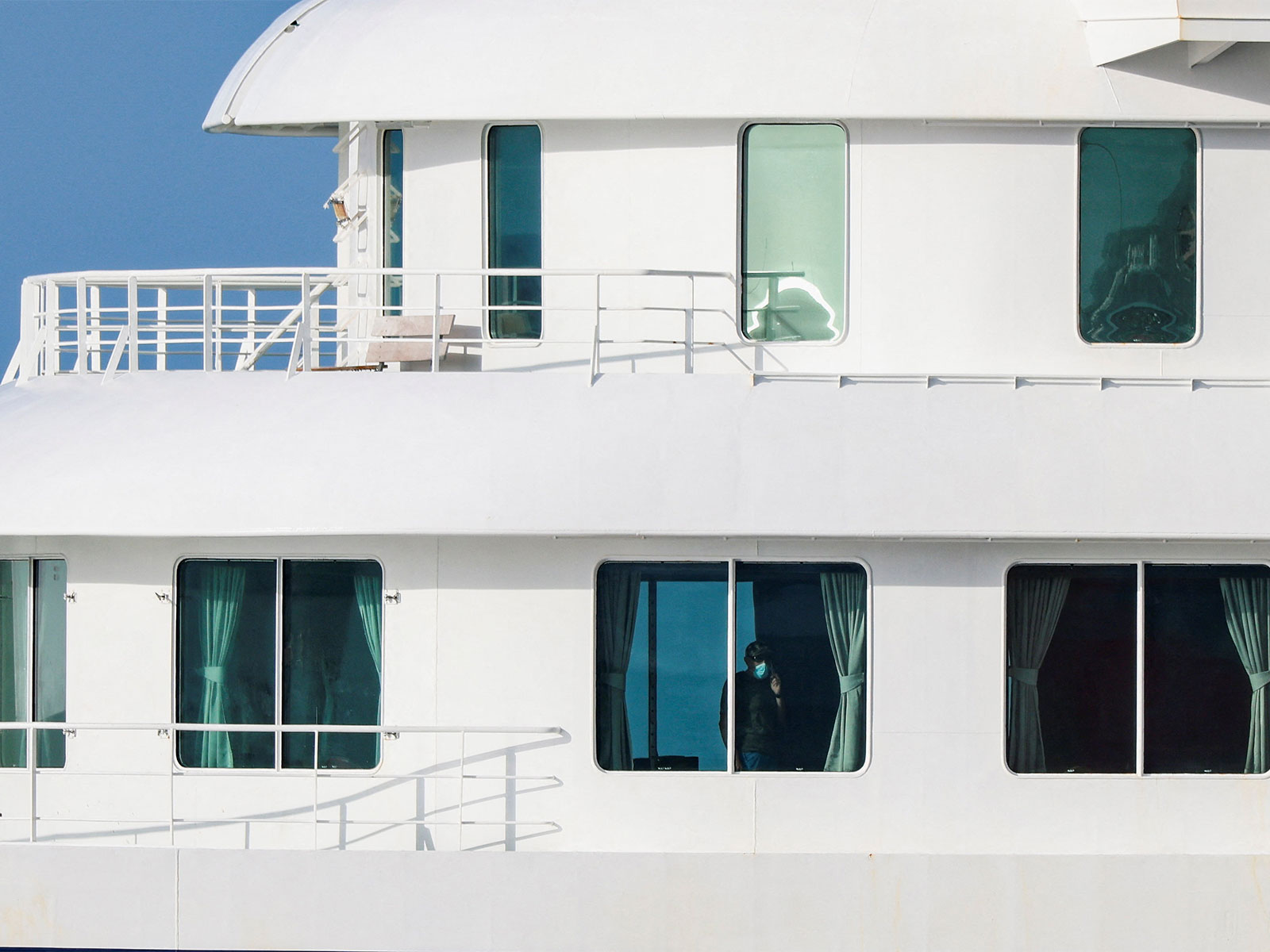 Spain: Hantavirus-hit cruise ship reaches Tenerife as WHO oversees passenger evacuation