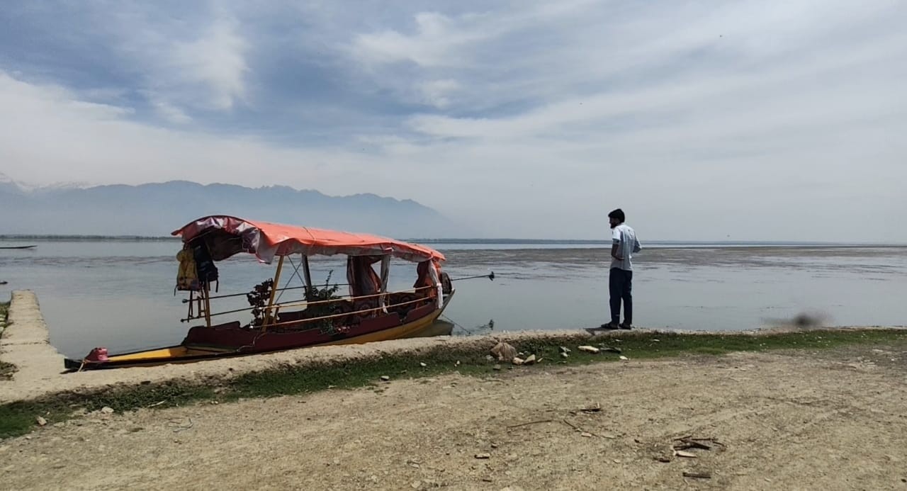 ‘Bangladesh’ village loses tourism lifeline as rising Wular waters submerge road