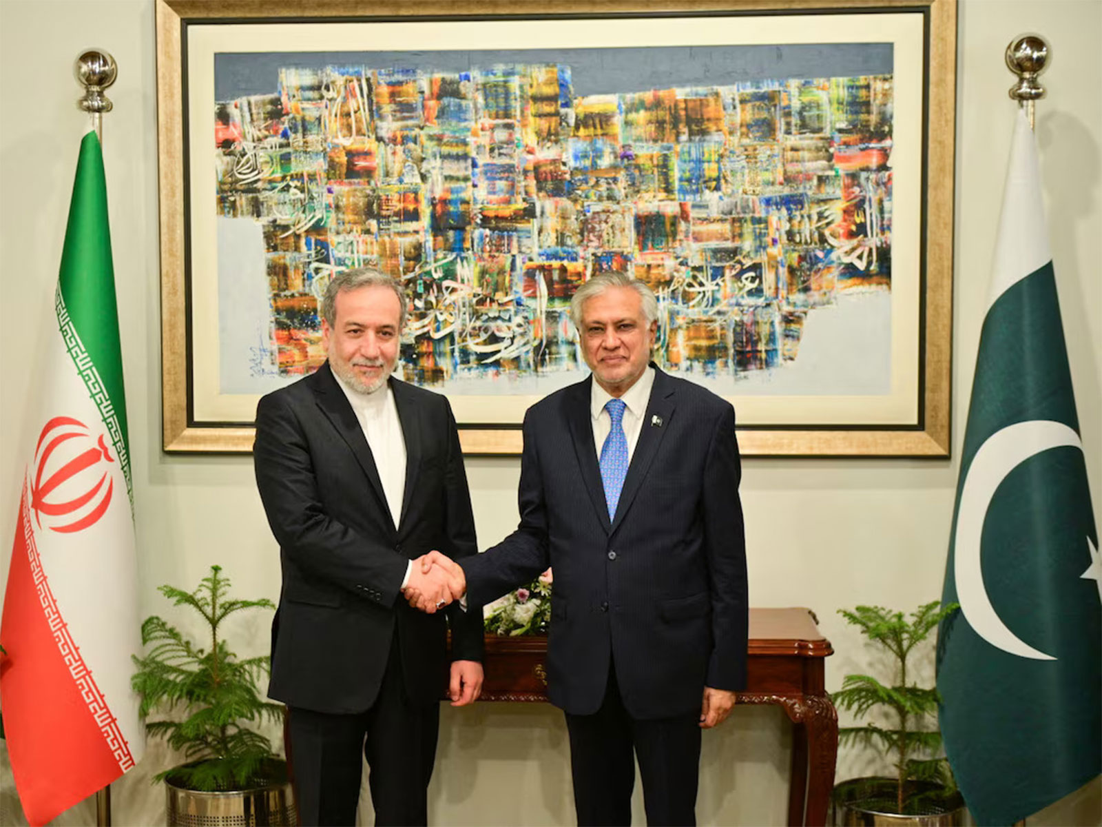 Pakistani, Iranian FMs discuss regional situation, Islamabad's diplomatic manoeuvres