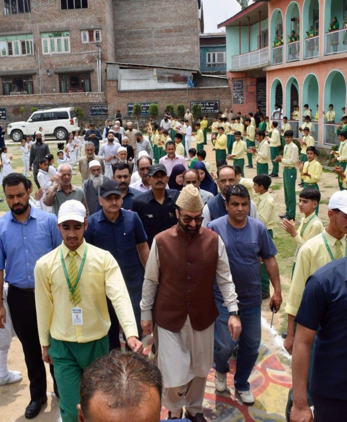 Mirwaiz Stresses Moral Values During Anantnag School Visit