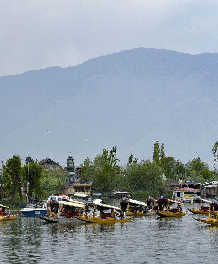 Srinagar, Apr 16 (ANI): Shikaras participate in a Shikara rally organised to promote drug-free Jammu and Kashmir at Dal Lake, in Srinagar on Thursday. (ANI Photo)