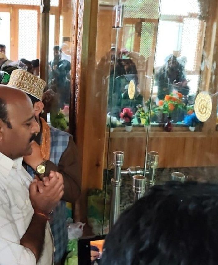 Dy CM Pays Obeisance at Hazrat Kiyanvi Shrine