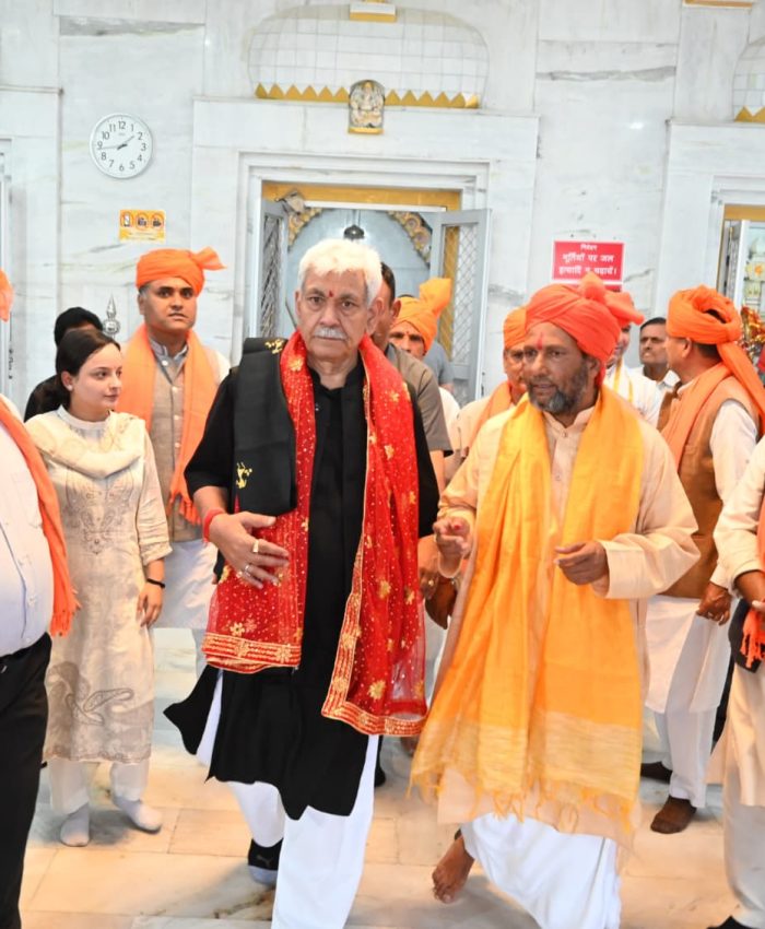 LG pays obeisance at Gauri Shankar Mandir