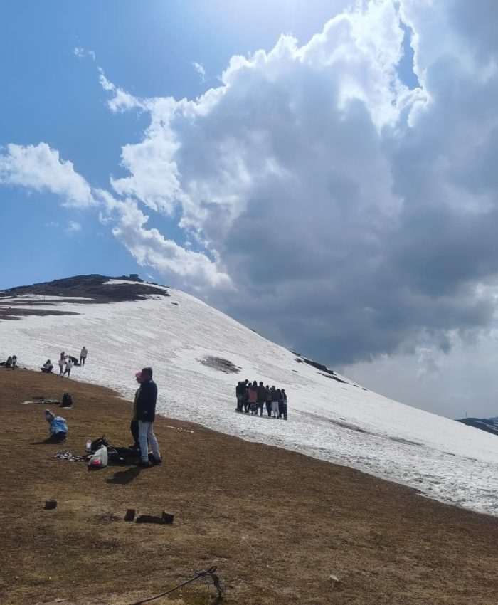 Nationwide Heat Drives Tourists Toward the Hidden Valleys of Kashmir