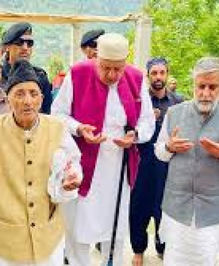 Dr Farooq Pays Obeisance at Baba Nagri Urs