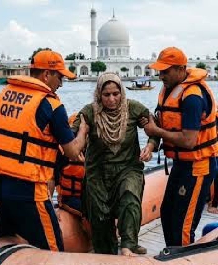 Woman jumps into Dal Lake in Srinagar