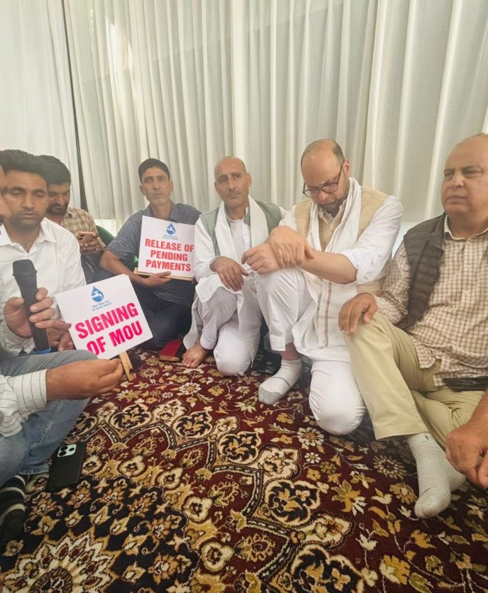 Congress Delegation Meets Protesting JJM Contractors